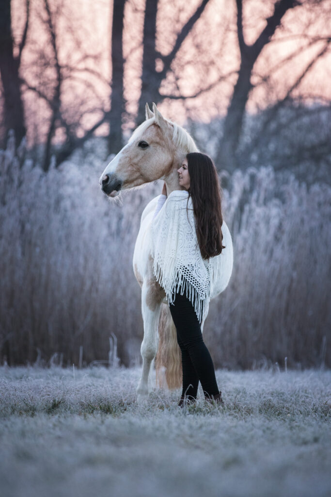 Frau mit Pferd bei Fotoshooting im Winter mit Coralie Duda Fotografie im Wetteraukreis