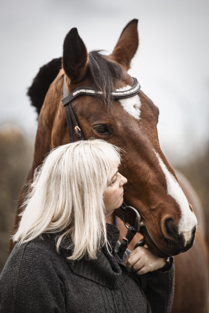 Frau mit Pferd bei Fotoshooting im Winter mit Coralie Duda Fotografie im Wetteraukreis