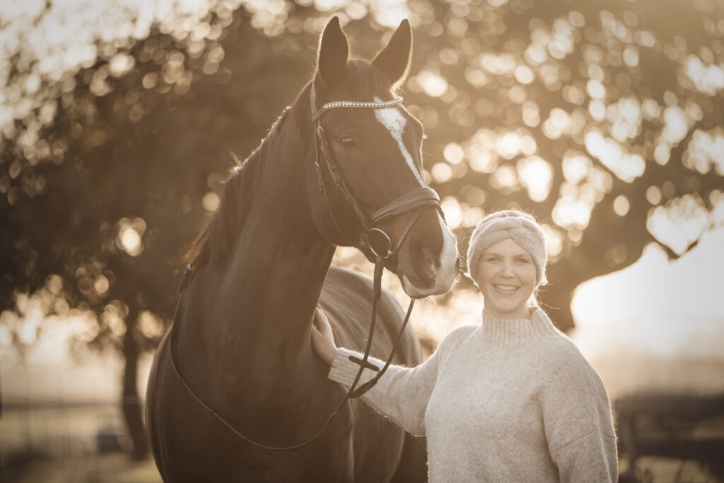 Frau mit Pferd Frau mit Pferd bei Fotoshooting im Winter mit Coralie Duda Fotografie im Wetteraukreis