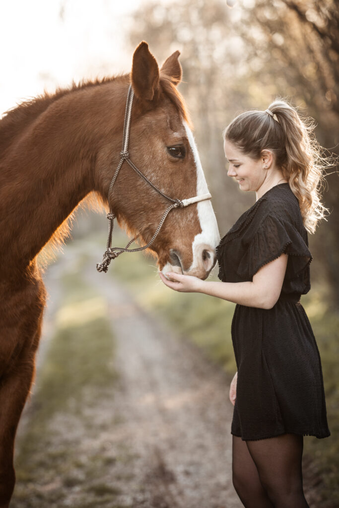 Frau mit Pferd bei Frühlingsfotoshooting mit Coralie Duda Fotografie im Wetteraukreis